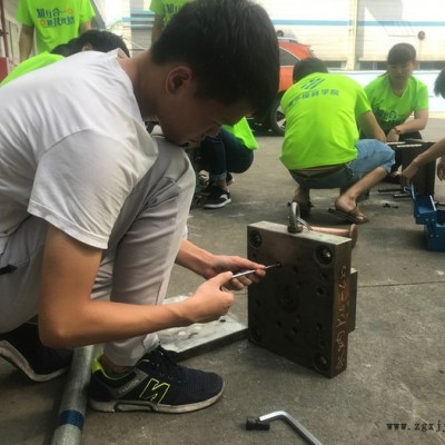 cnc編程培訓內容介紹-青華模具培訓學院15年cnc編程實戰培訓經驗，包教會包推薦就業